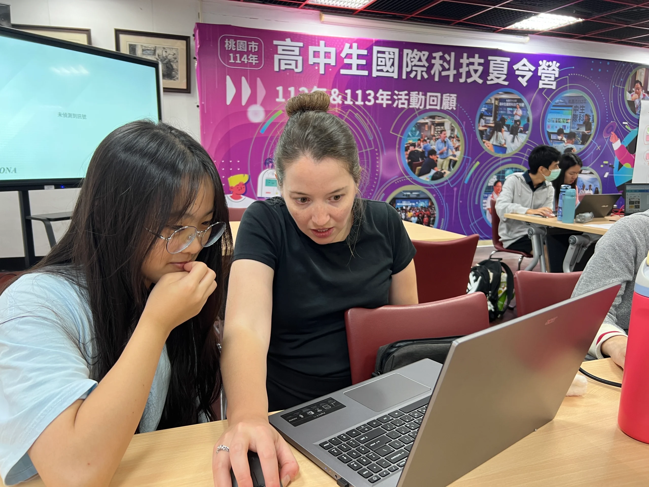 Alexa Sparks guides a student in Taoyuan, Taiwan in a student facing AI workshop